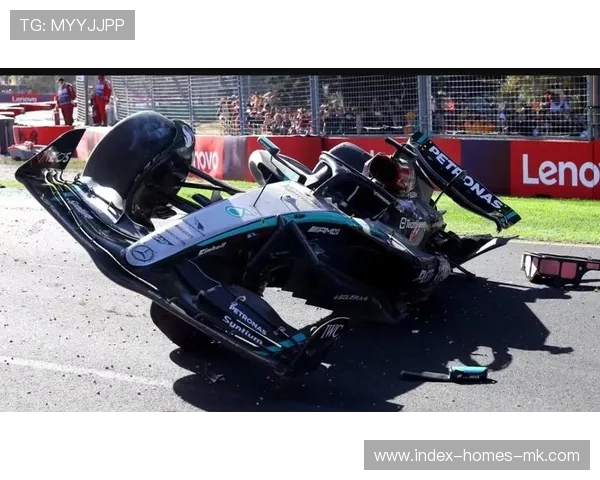 赛车高速撞墙全毁，车手奇迹无伤